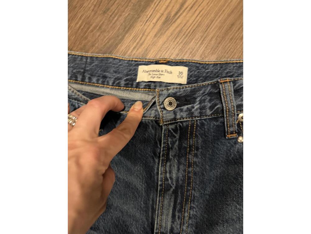 Worn Once Abercrombie & Fitch Studded Denim High Rise Loose Jean Shorts Size 30 - Picture 2 of 3